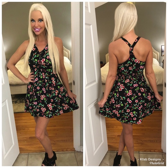 Dresses & Skirts - 🥰LAST 1! Fit n Flare Cross Back Floral Dress!